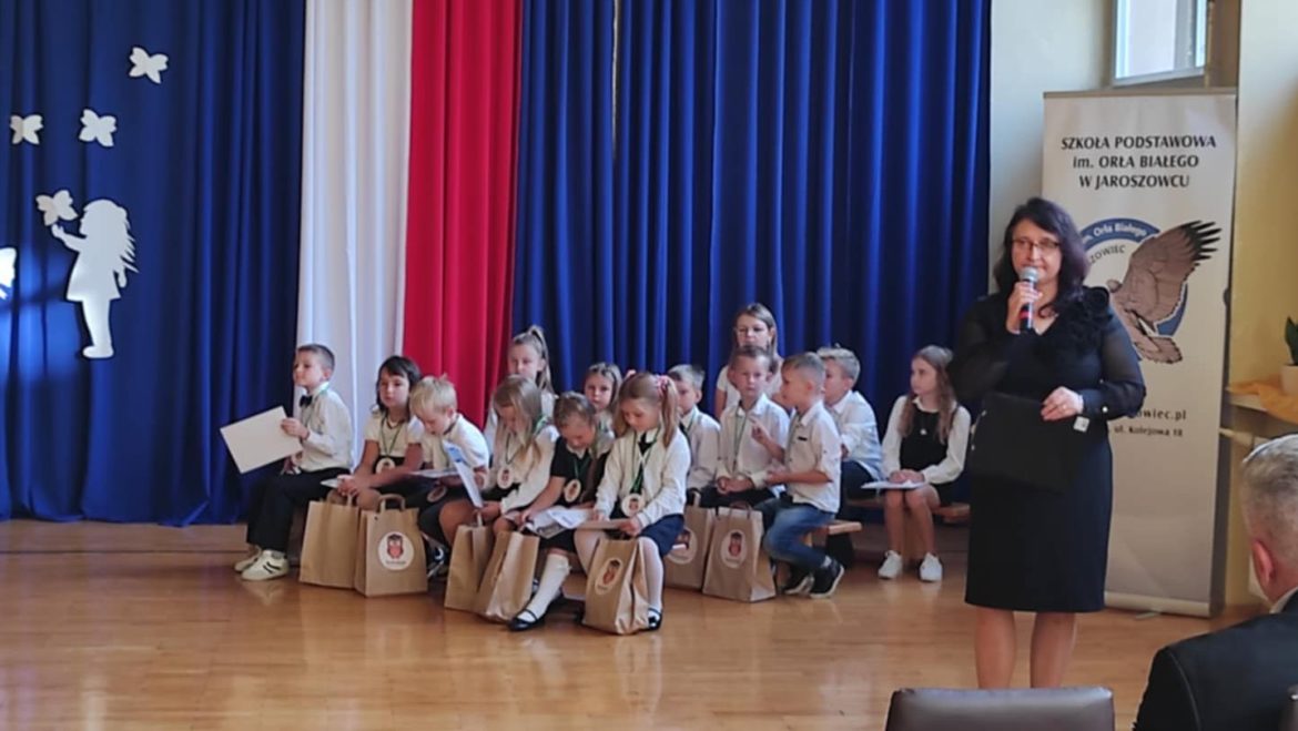 Uroczyste rozpoczęcie roku                      szkolnego i pasowanie pierwszoklasistów w Szkole Podstawowej w Jaroszowcu