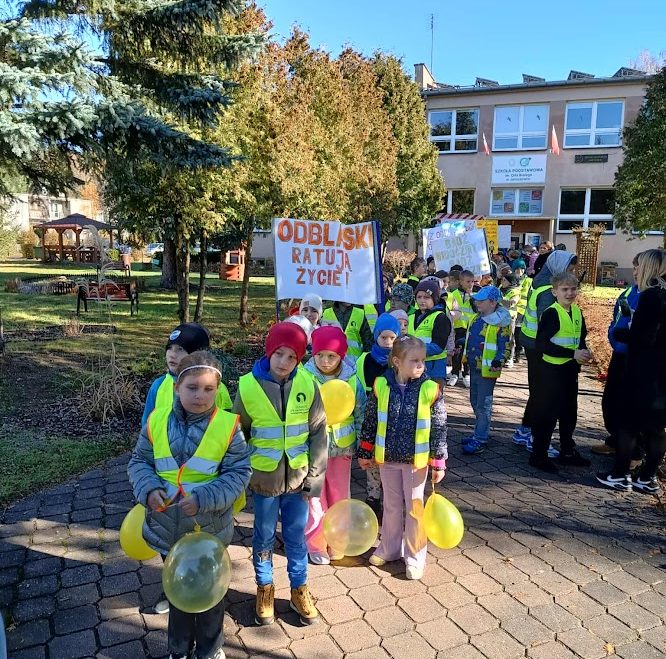 Uczniowie naszej szkoły promują bezpieczeństwo – happening „Noś odblaski, bądź bezpieczny” w ramach konkursu “Odblaskowa szkoła”