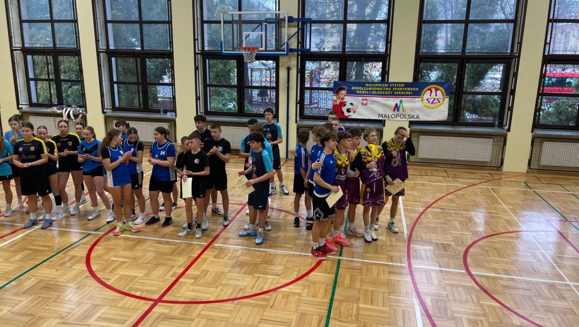 Rejonowe zawody koszykówki 3×3 chłopców, rozgrywanych w ramach Igrzysk Młodzieży Szkolnej w Oświęcimiu.