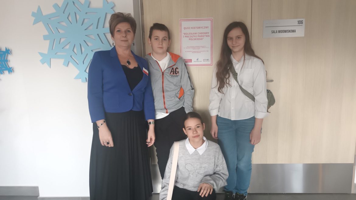 Uczniowie klas 4 i 5 na quizie historycznym w Domu Kultury „Papiernik”