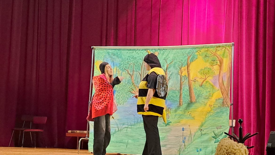 „Na misiowych urodzinach najważniejsza jest rodzina”- spektakl teatralny.