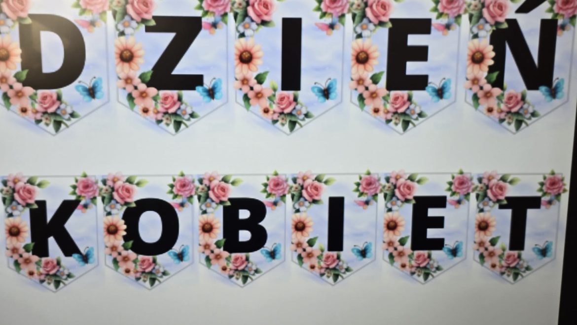 Dzień Kobiet w naszej szkole: Kwiaty, uśmiechy i… kapelusz pełen szczęścia!